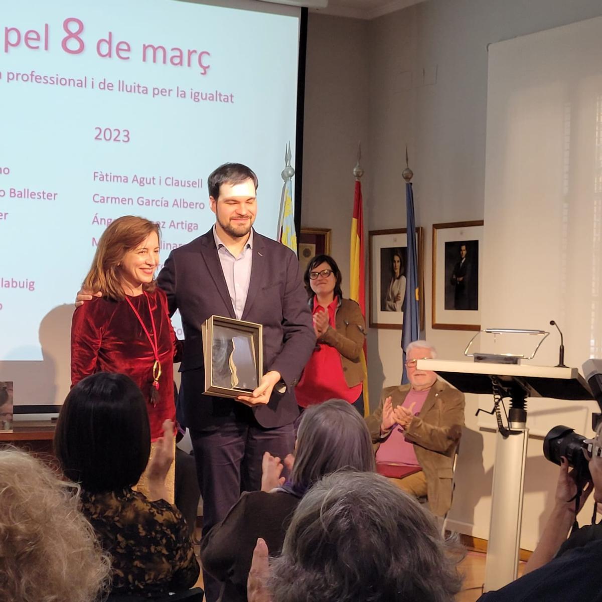 Miguel Ángel Rubio recibiendo la placa conmemorativa de manos de la eldense Marta Alonso.