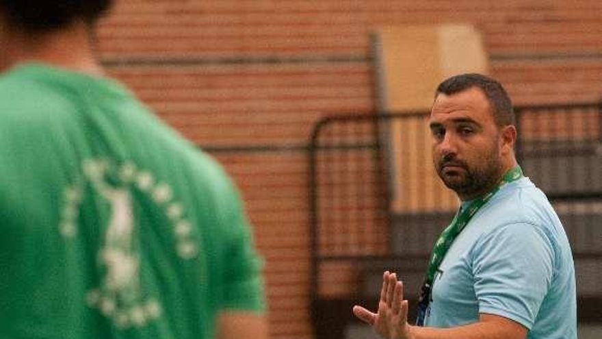 Leo Álvarez da instrucciones en un entrenamiento.