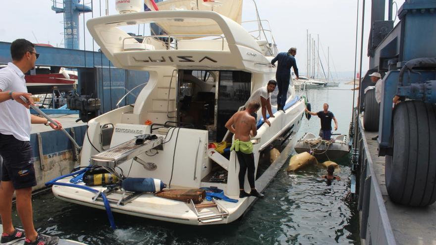 Rescatan tras 10 días el yate encallado en la cala del Francés de Xàbia