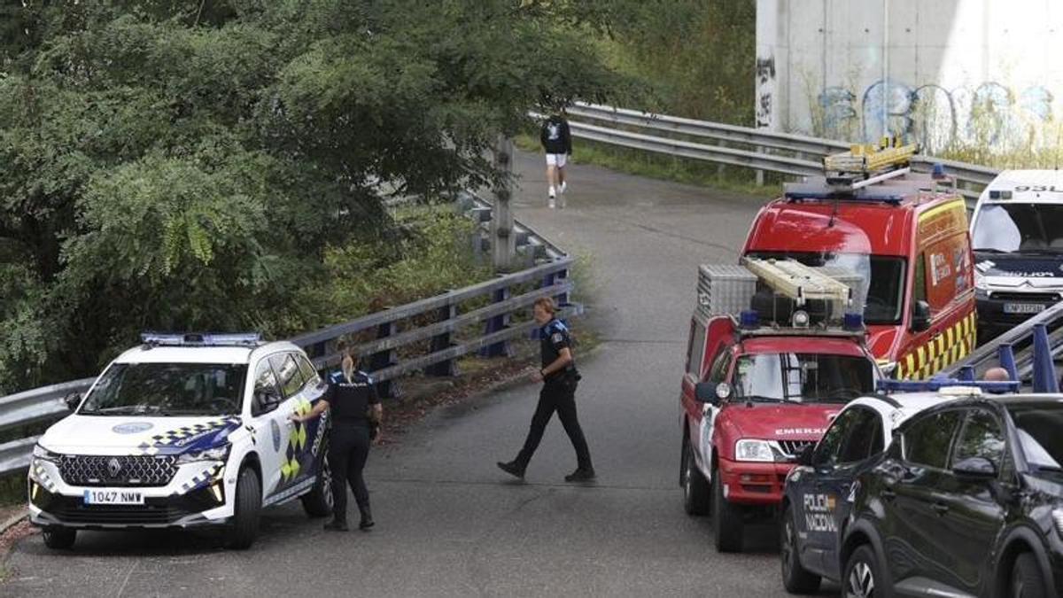 La Policía y los equipos de rescate, este mediodía, junto a la fervenza da Feixa.