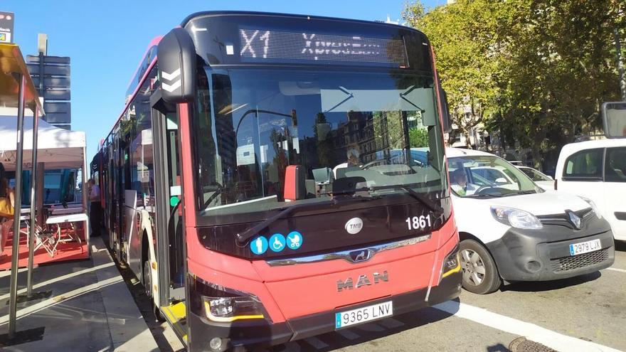 La línea de bus exprés X1, que une Glòries con Francesc Macià ampliará su recorrido hasta Zona Universitària a partir del 20 de septiembre.