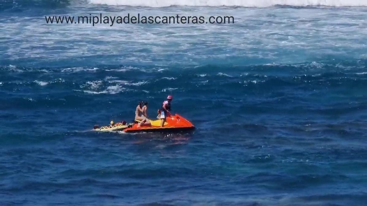 Rescatan a tres bañistas que se llevaron un susto en Las Canteras