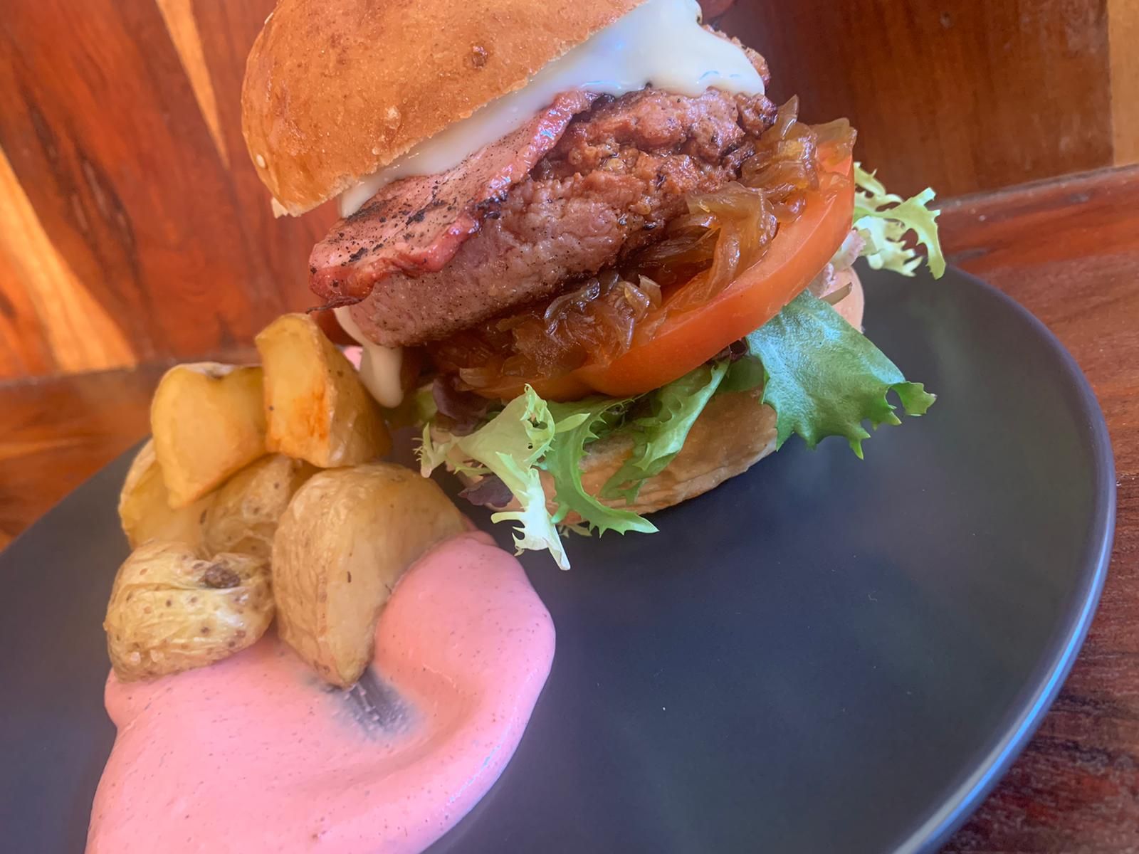 Hamburguesa &#039;Ternasco de Aragón y Torta del Casar&#039;.