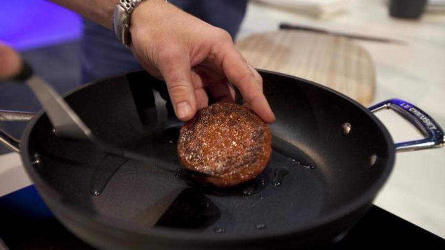 Imagen de la hamburguesa mientras la cocinaba el chef McGowan. | efe