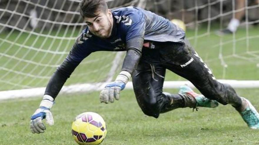 Carlos Abad, en un entrenamiento con el Tenerife.