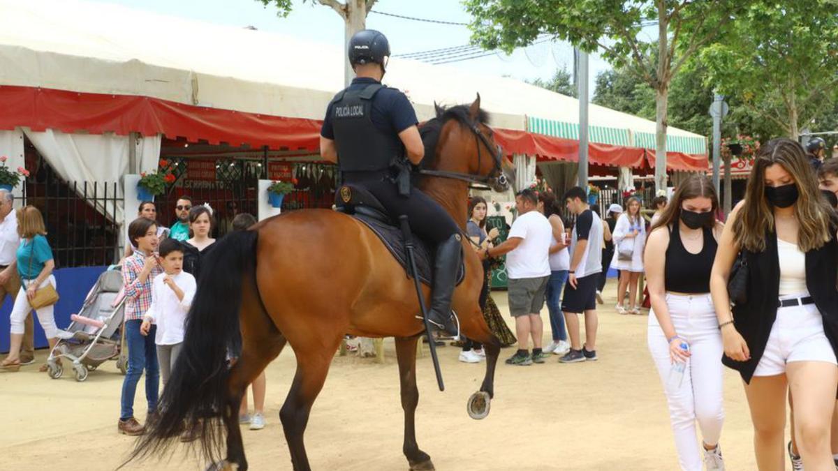 Vigilancia policial a caballo en El Arenal.