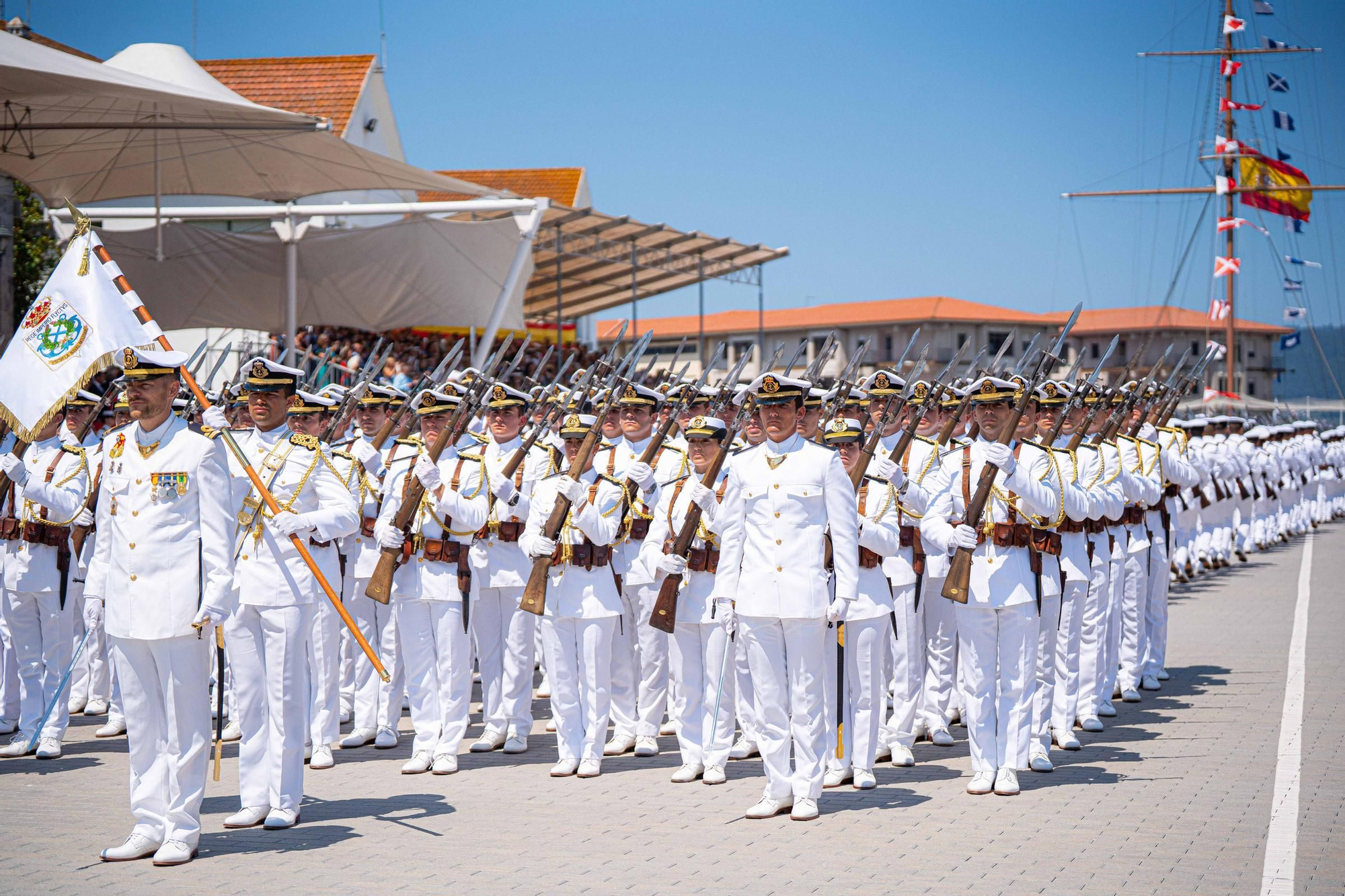 Leonor recibe de manos de Felipe VI la Gran Cruz del Mérito Naval en Marín