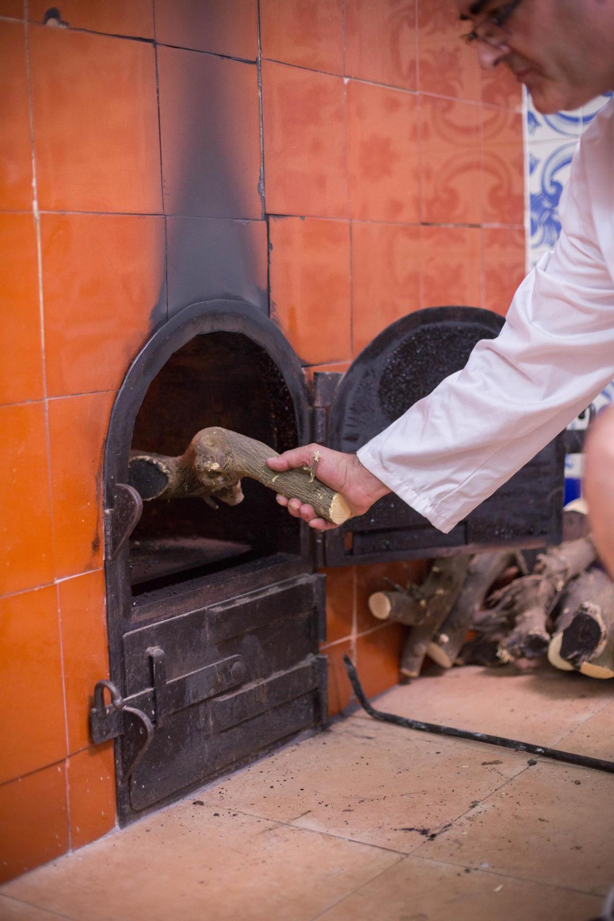 La destilería sigue trabajando con un horno de leña.