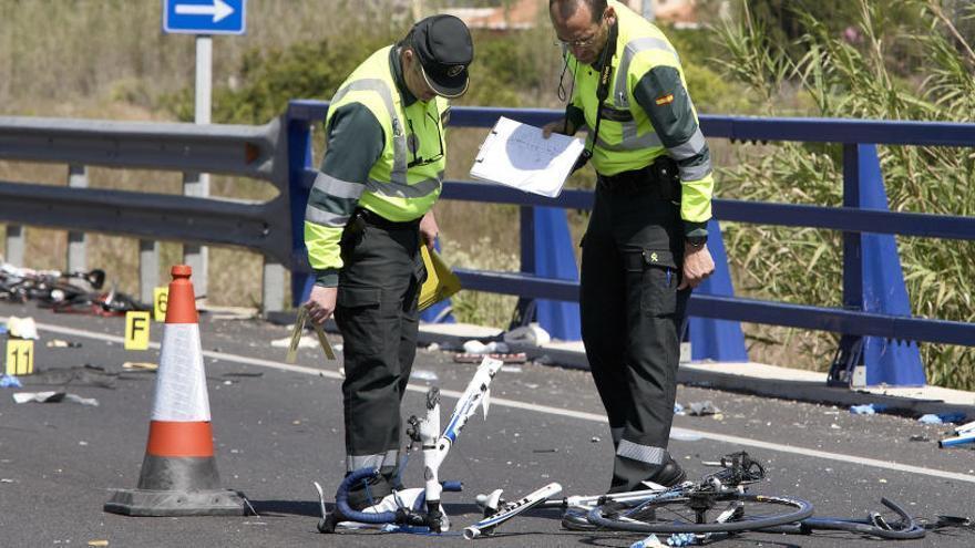 Agentes de la Guardia Civil en un accidente ciclista.