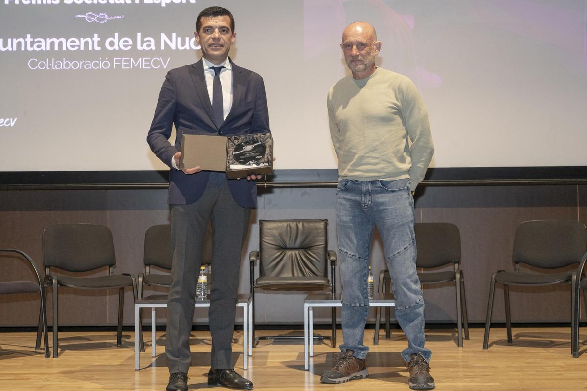 El concejal de La Nucía, Miguel Ángel Ivorra, recogió el premio de manos de Leopoldo Piqueras, vicepresidente de la FEMECV.