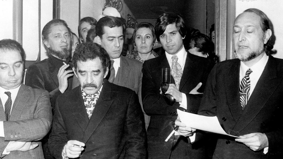 El jurado del premio "Biblioteca Breve" de novela formado por los escritores García Hortelano, Gabriel García Márquez, Mario Vargas Llosa y José María Castellet, en Barcelona.