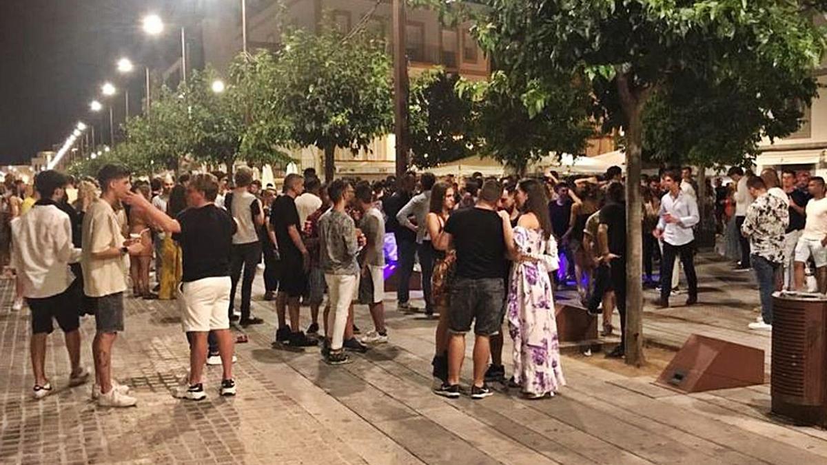 Concentración de personas este verano en el puerto de Ibiza tras el cierre de los locales. | A. E.