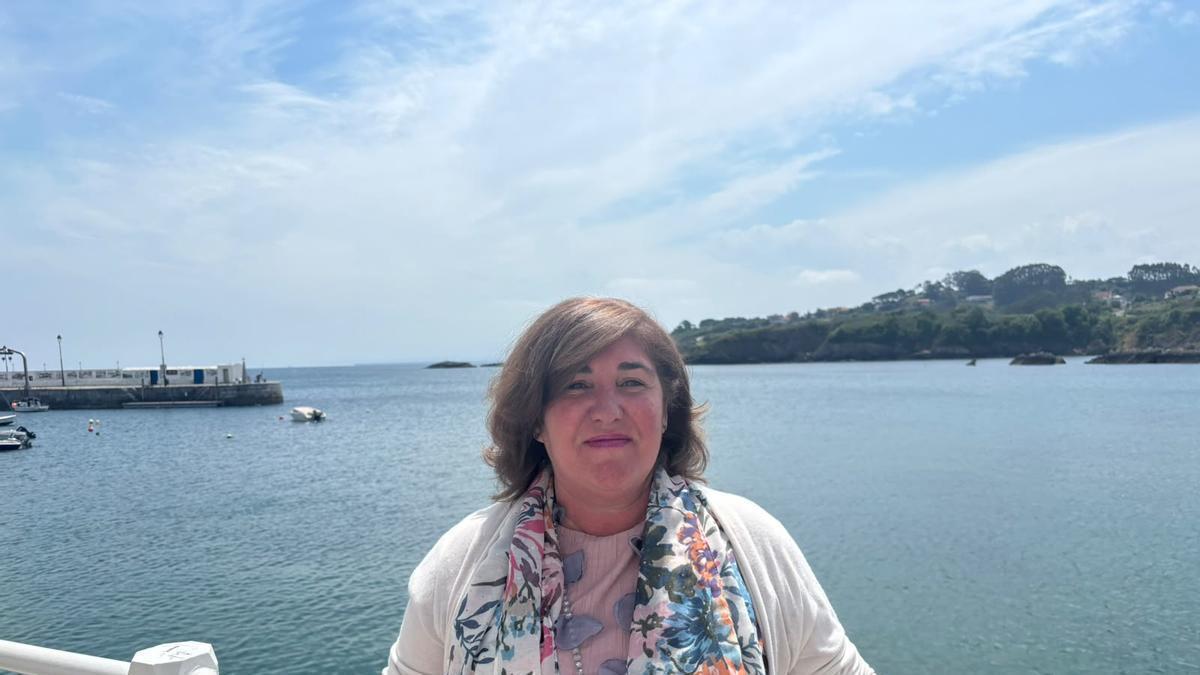 Ángela Ochoa ante el puerto viejo de Luanco.