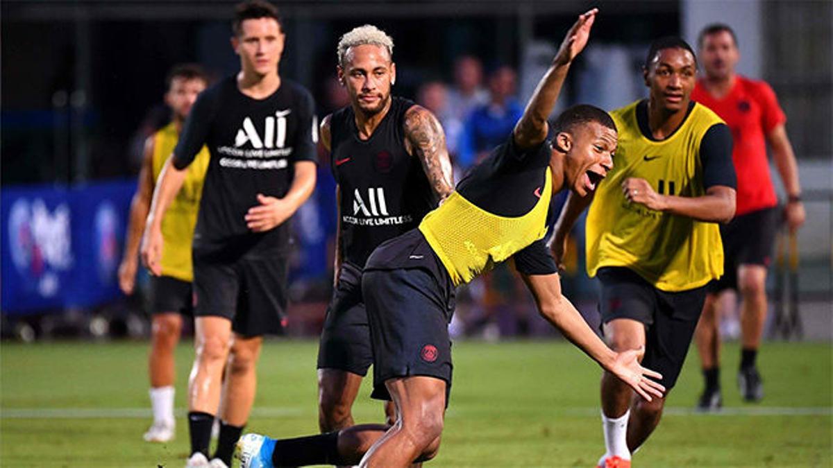 Mbappé anota ante Neymar en el entreno del PSG en China