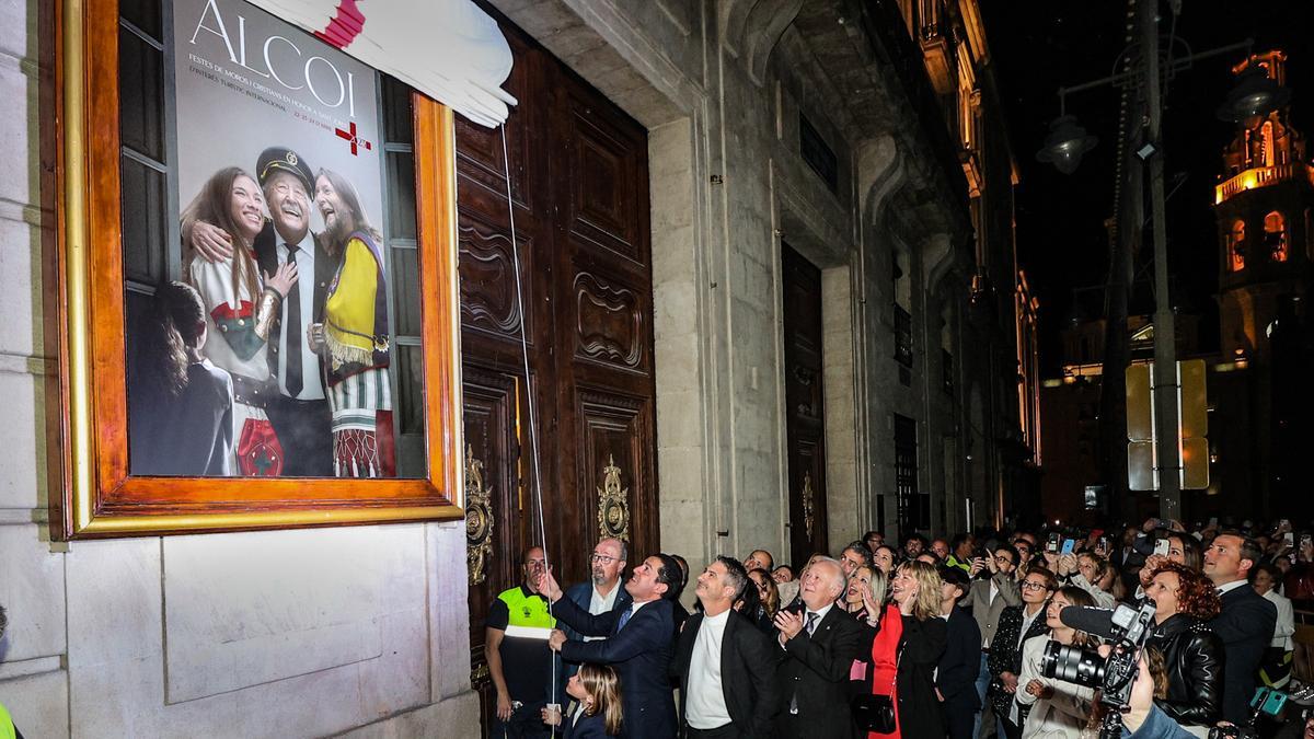 Descubrimiento del cartel de Fiestas del fotógrafo Toni Miranda