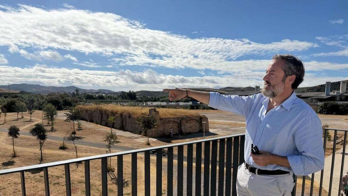 Puente Genil asegura el desarrollo del arbolado en los Llanos del Cristo con un sistema de riego específico