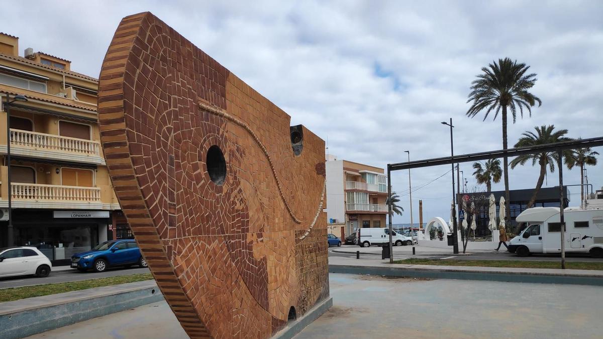 La fuente del Monumento al Pescador de la playa del Carrer La Mar, sin agua