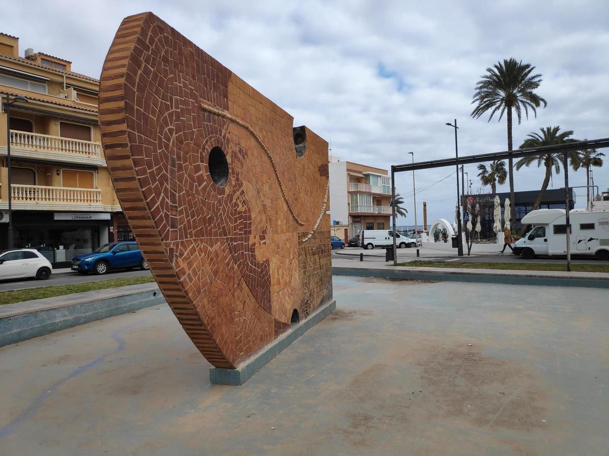 La fuente del Monumento al Pescador de la playa del Carrer La Mar, sin agua