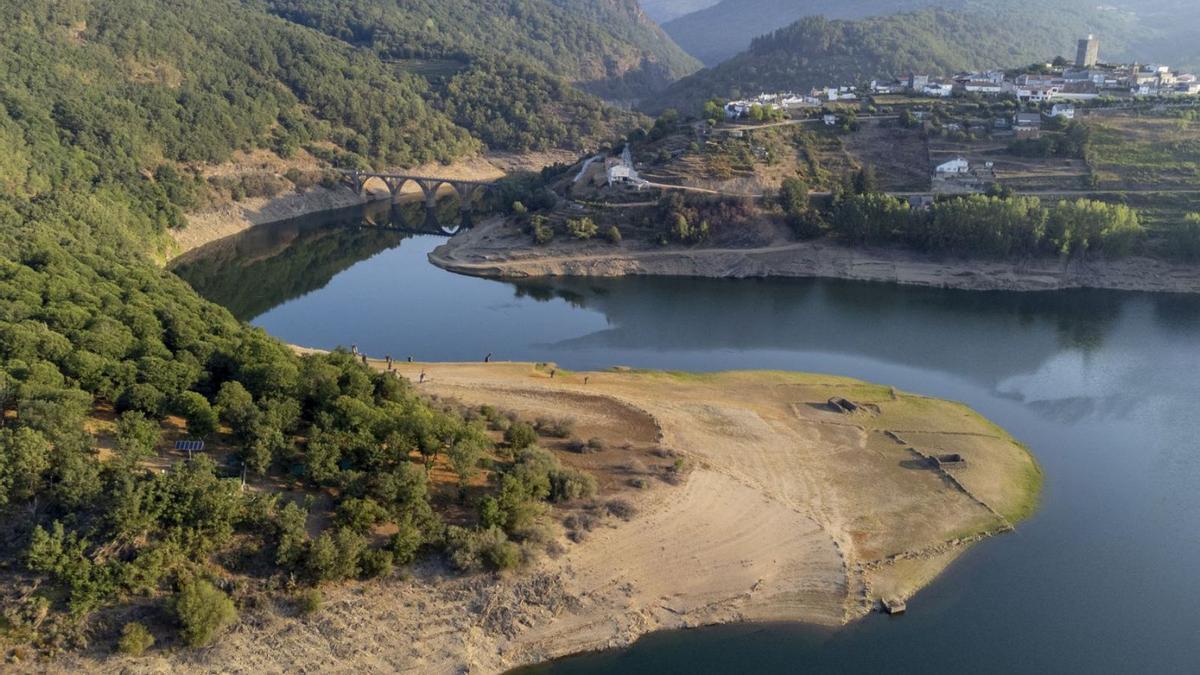 Embalse de O Bao, en Viana do Bolo, con apenas agua por la falta de precipitaciones. |   // BRAIS LORENZO