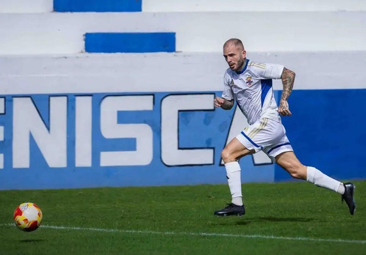 Agoney González, delantero del Tenisca. | ALBADAY PHOTOGRAPHY