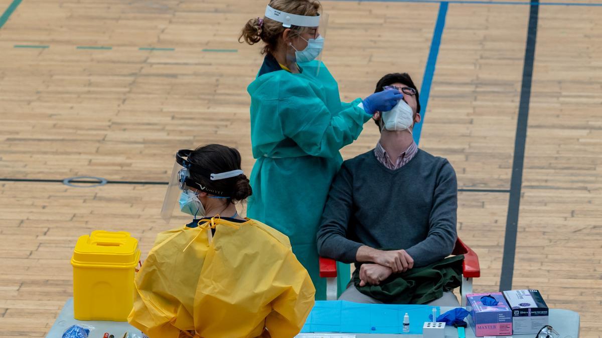 Sanitarios trabajando durante las pruebas de cribado de covid-19