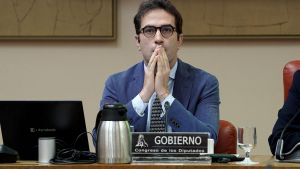 Carlos Cuerpo, ministro de Hacienda, durante su comparecencia en el Congreso de los Diputados para informar sobre los planes de relanzamiento comercial en las zonas afectadas por la DANA.