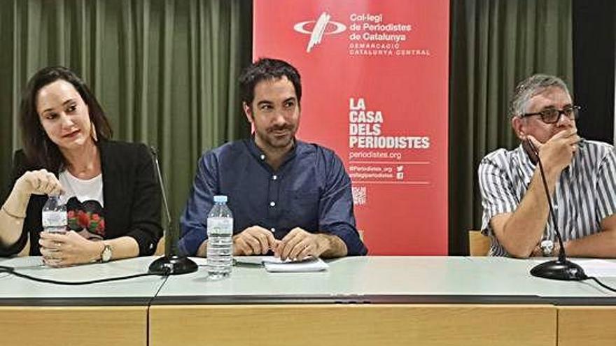 Els periodistes Mar Poyato i Marc Martínez, a l&#039;esquerra, en un acte conduït per Salvador Redó, a la dreta