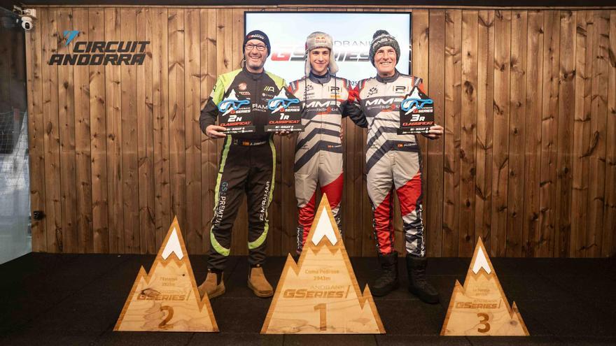 Gil Membrado, al centre, amb el segon i tercer classificat de la categoria Ral·li3