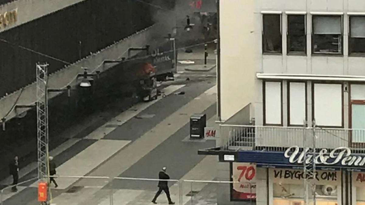 Un camión conducido por un terrorista, empotrado en unos grandes almacenes en la calle Drottninggatan de Estocolmo-