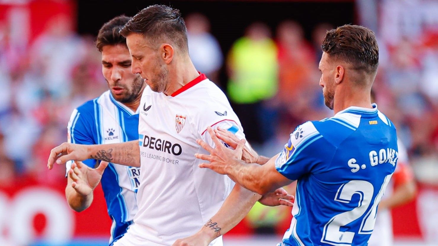 Rakitic, entre Cabrera y Sergi Gómez, este jueves en Sevilla.