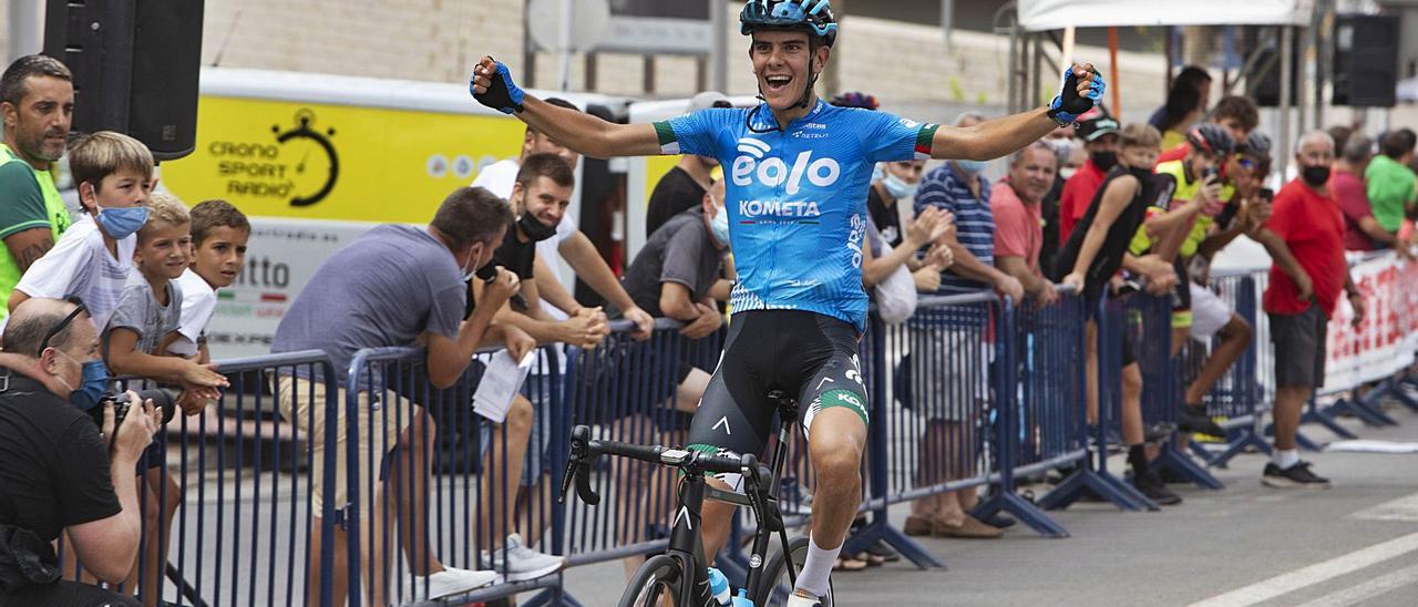 Fernando Tercero, del equipo Eolo Kometa, ganador de la prueba tras cruzar la meta, ayer en la  avenida Juan Francés. | PERALES IBORRA