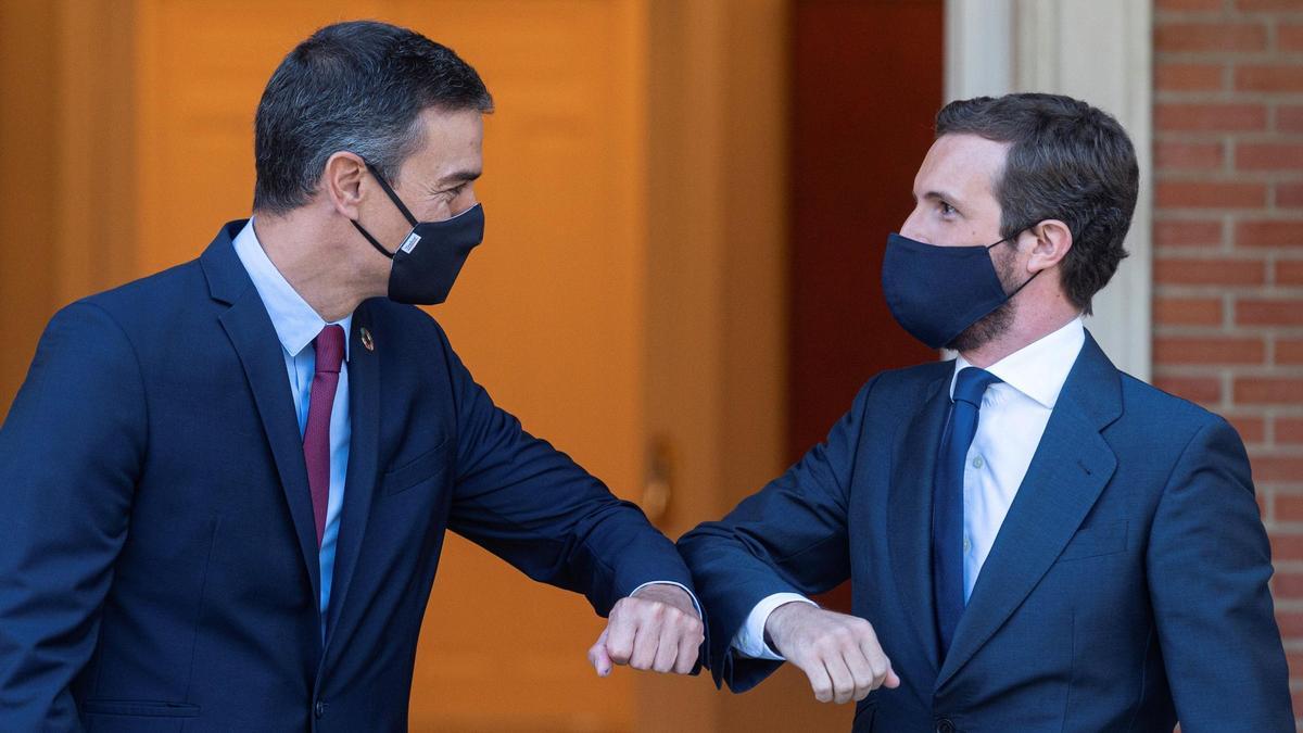 El presidente del Gobierno, Pedro Sánchez, saluda al líder del PP, Pablo Casado.