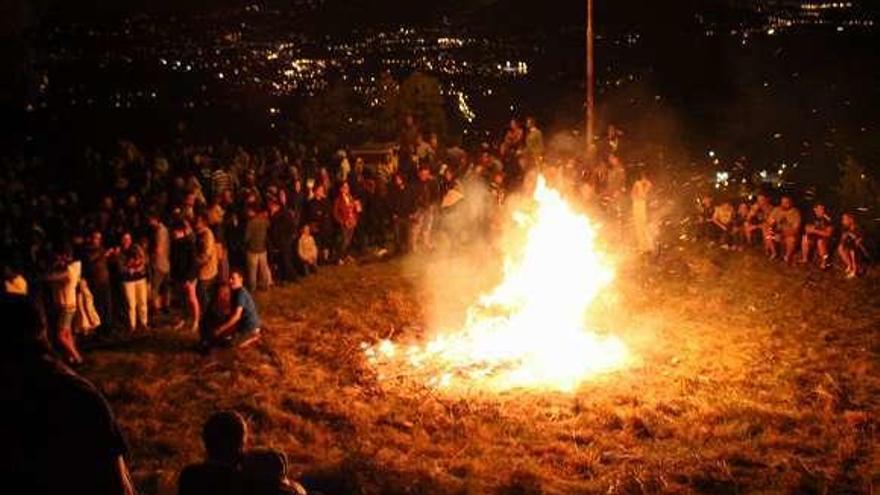 Festa dos Fachos en el monte de A Peneda, el pasado año. // J. Castro