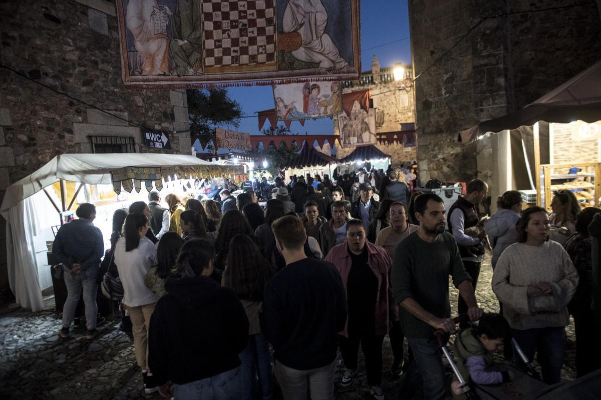 GALERÍA | Así es el Mercado Medieval de Cáceres con el regreso de la cetrería GALERÍA | Así es el Mercado Medieval de Cáceres con el regreso de la cetrería