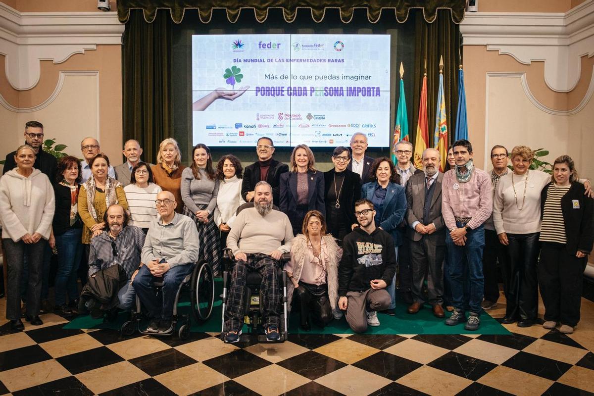 Carrasco junto a los asistentes a la paresentación, este miércoles en el salón de plenos del Ayuntamiento de Castelló.