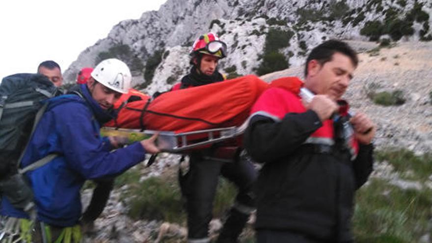 Rescatan a un escalador que cayó de 30 metros en Bèrnia