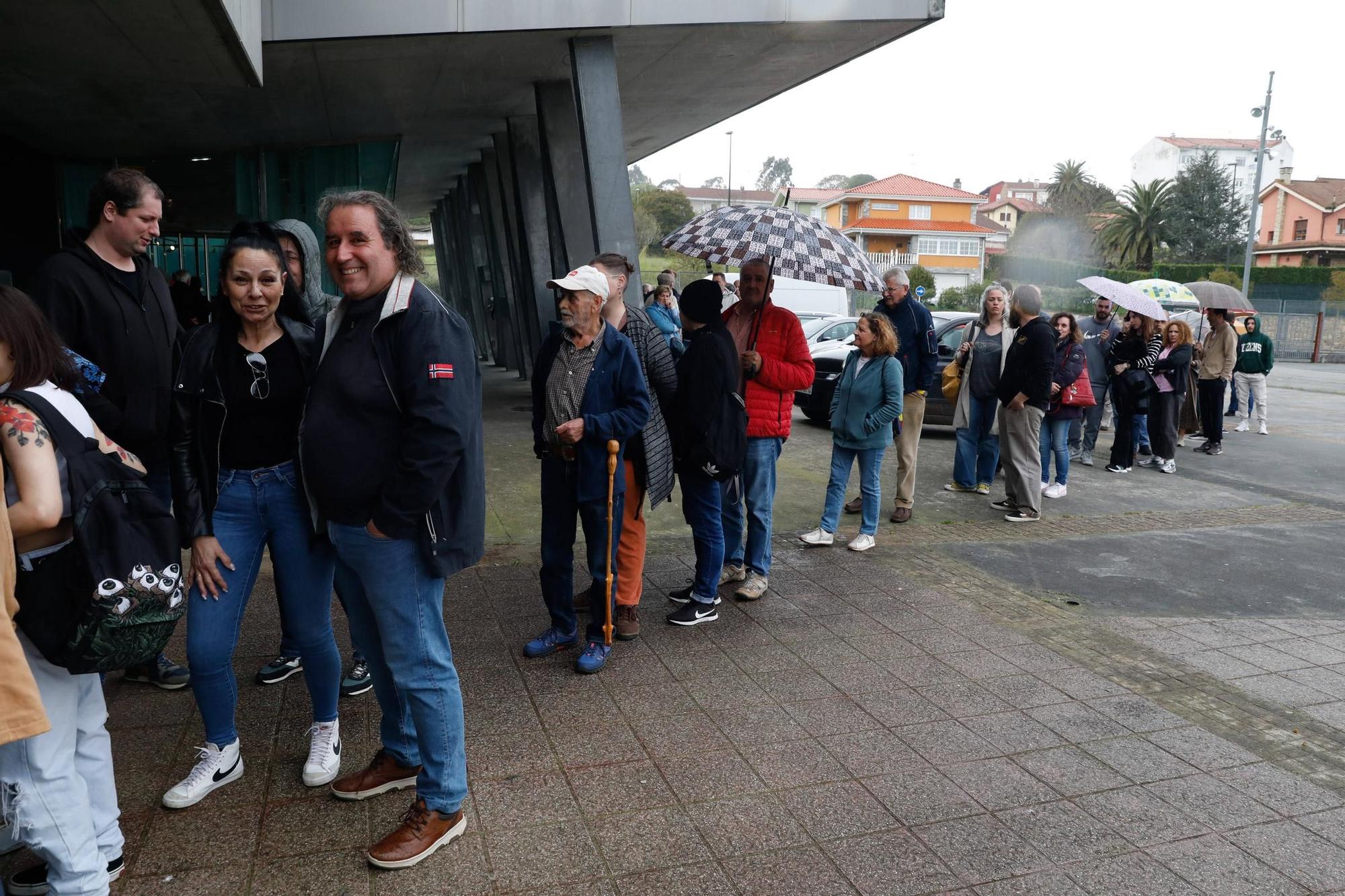 Larga cola en la apertura de la Feria de Antigüedades