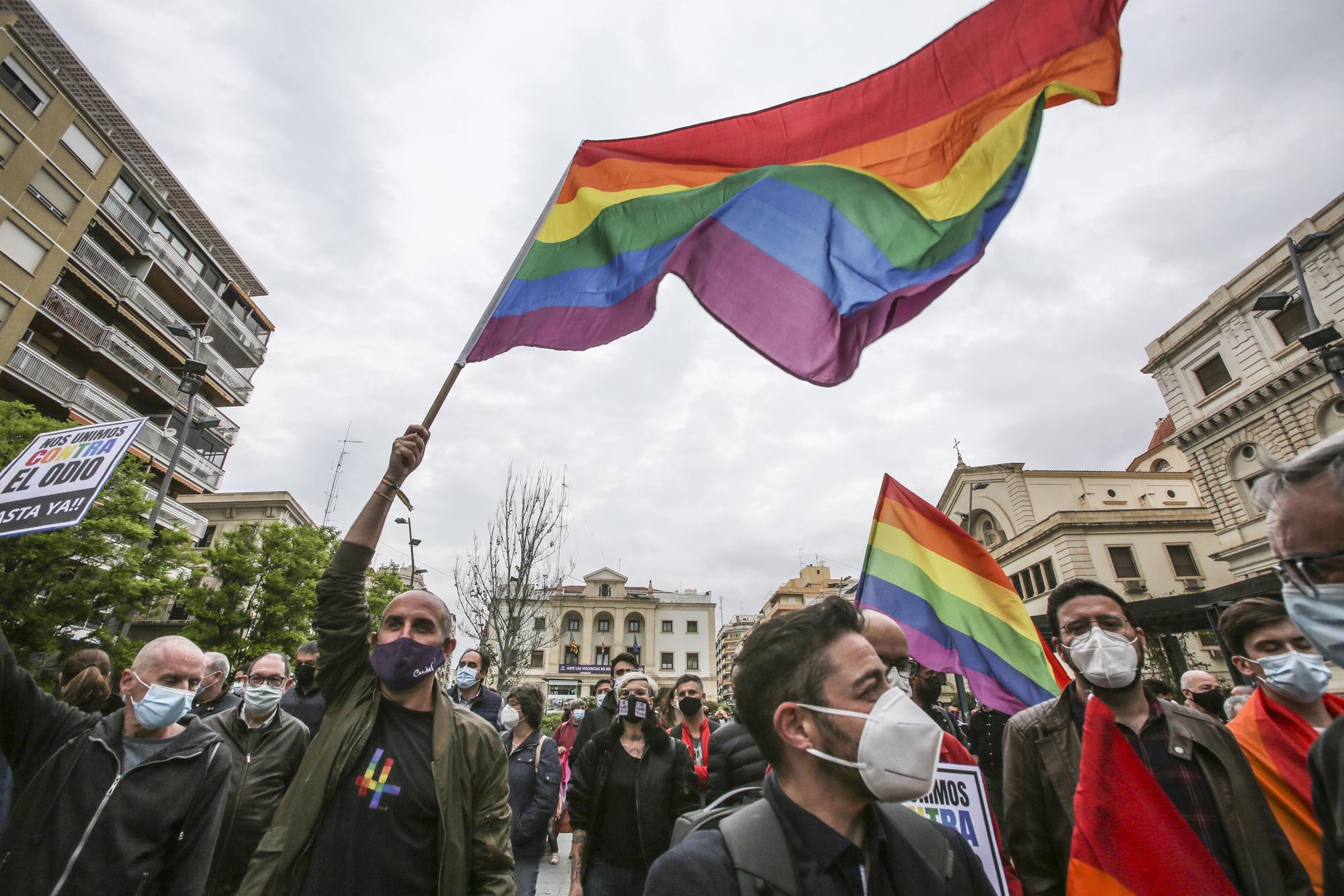 Concentración en contra de la agresión homófoba en el monte Tossal de Alicante