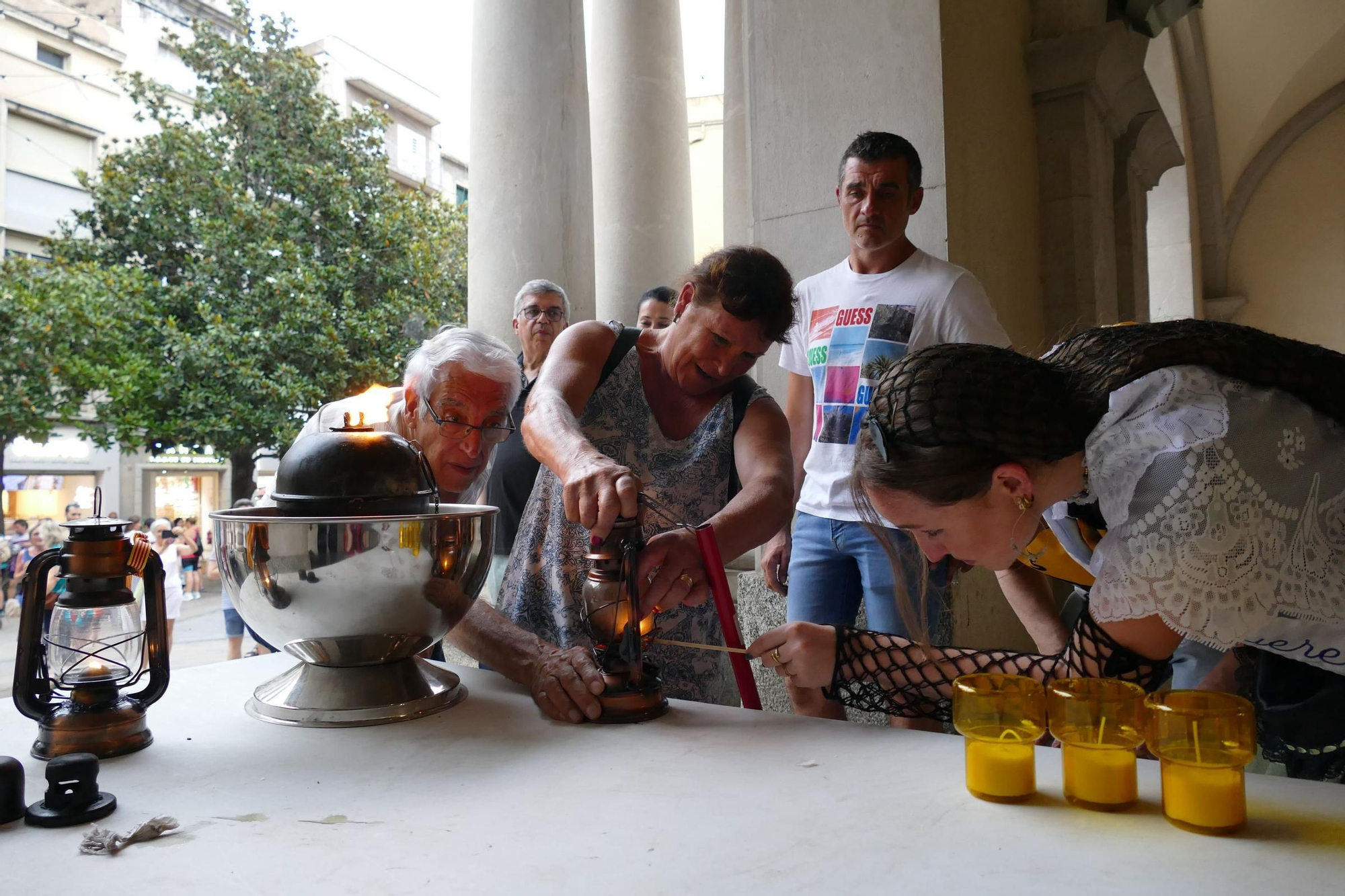 Figueres rep la Flama del Canigó i reparteix la llum de la catalanitat per tota la comarca