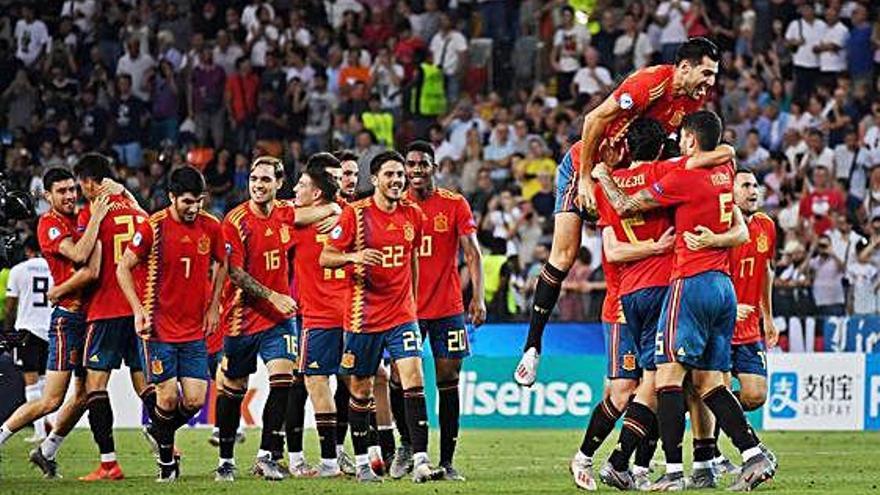 Los futbolistas españoles se abrazan al final del partido.