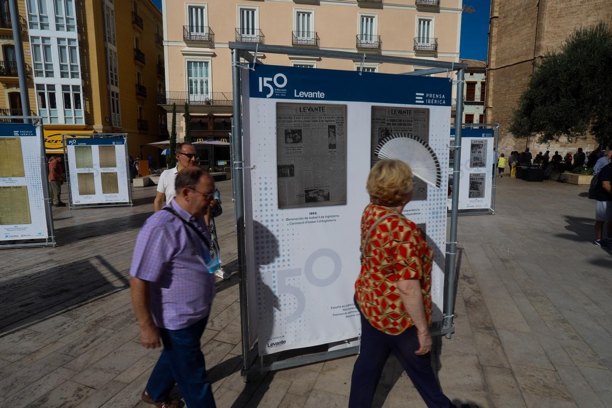 El público descubre la exposición de Levante-EMV en la plaza de la Reina de València El público descubre la exposición de Levante-EMV en la plaza de la Reina de València