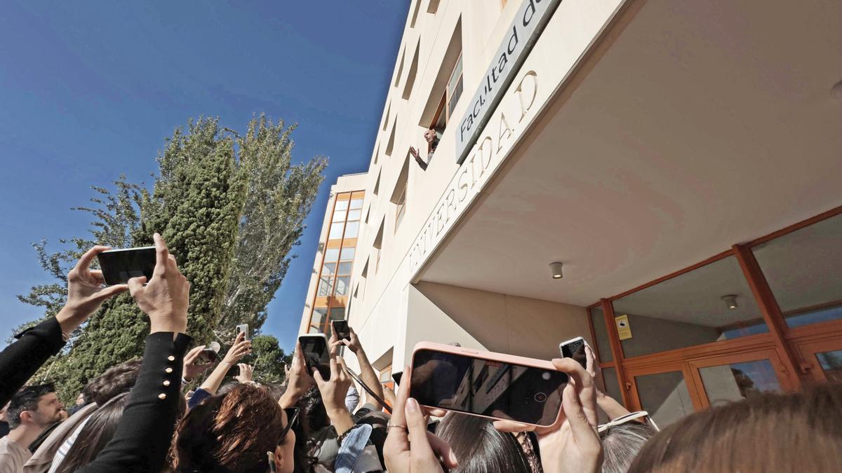 Opositores en el campus de Somosaguas tras el anuncio de la suspensión de los exámenes de oposición de RTVE.