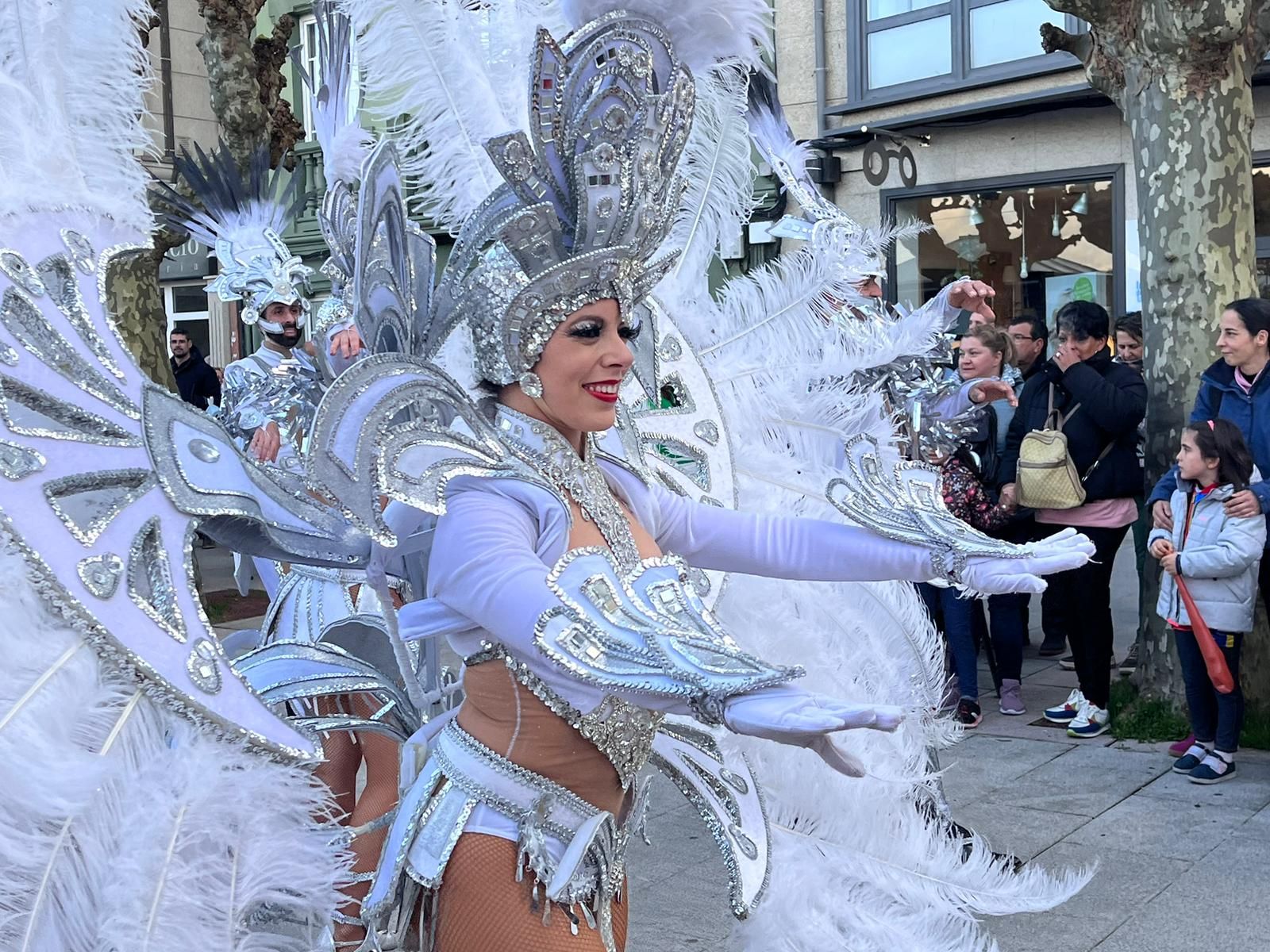 Carnaval 2023: Las comparsas llenan de color el centro de Sada