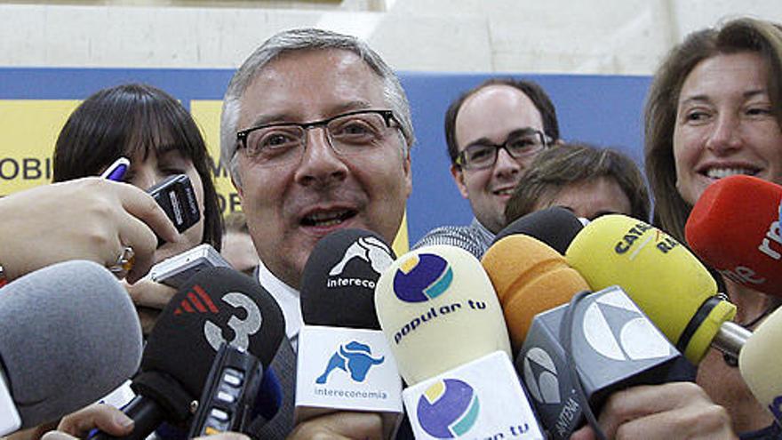 El ministro de Fomento, José Blanco, responde a las preguntas de los periodistas antes de la reunión.
