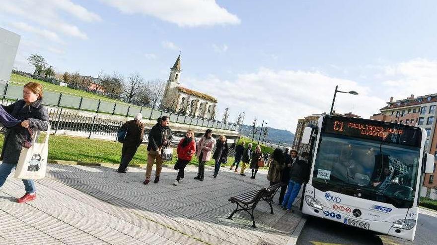 Usuarios, ayer, haciendo cola para coger el autobús urbano en el entorno del HUCA.