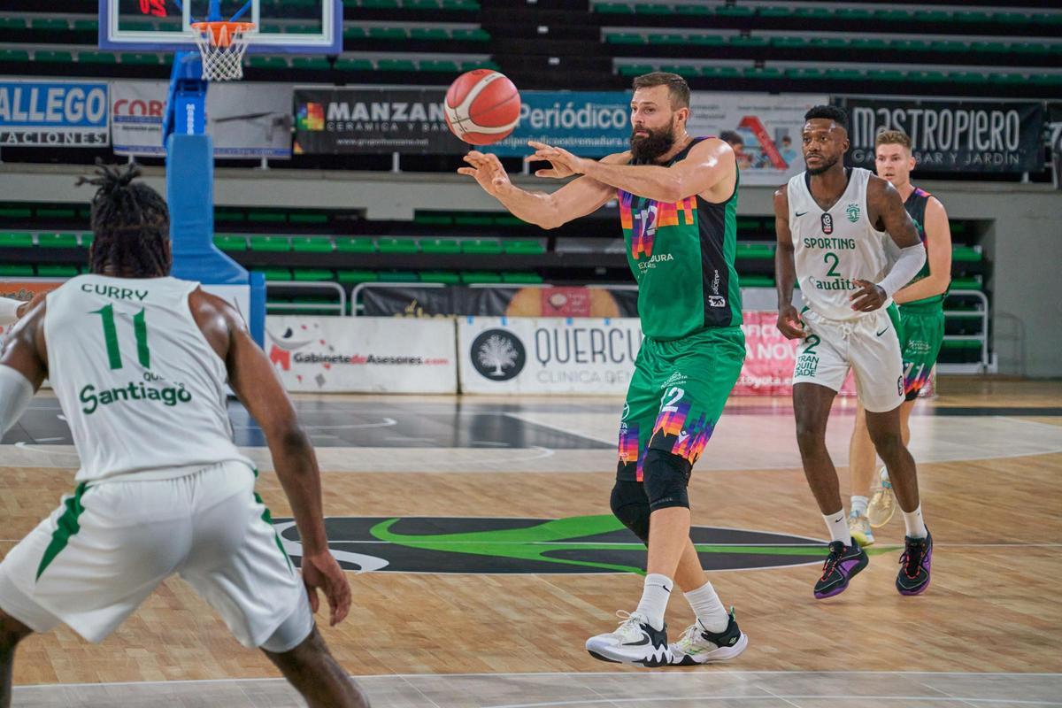 Vaidas Cepukaitis pasa el balón.
