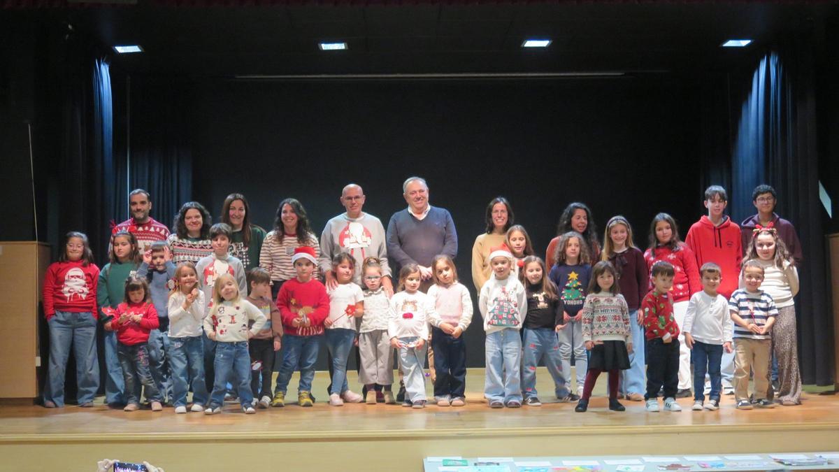 El alcalde, José Manuel López, centro, con los ganadores del concurso de postales navideñas.