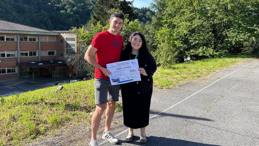 El IES Cangas del Narcea entrega 208 euros a la Asociación Española Contra el Cáncer recaudados en un mercadillo solidario