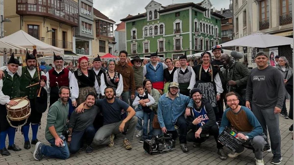 Imagen de grupo durante el rodaje de la película en el mercado tradicional de Grado.