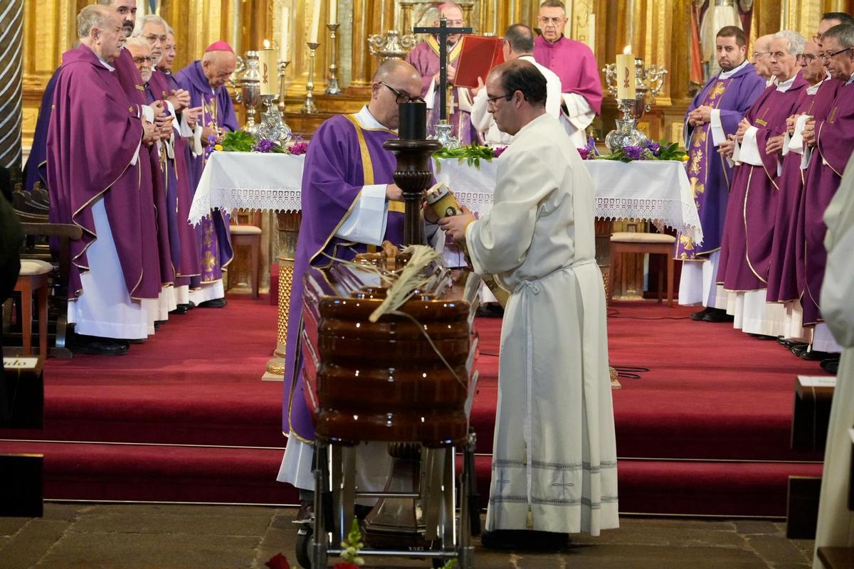 GALERÍA | La iglesia de San Ildefonso, abarrotada para despedir a José Ángel Rivera de las Heras